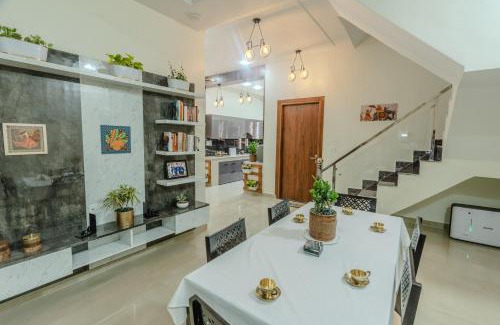 Bullawala Casa | Deluxe AC Room in Luxury Villa with Mussoorie Views