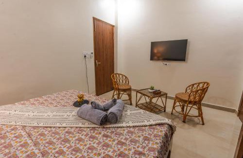 Bullawala Casa | Deluxe AC Room in Luxury Villa with Mussoorie Views