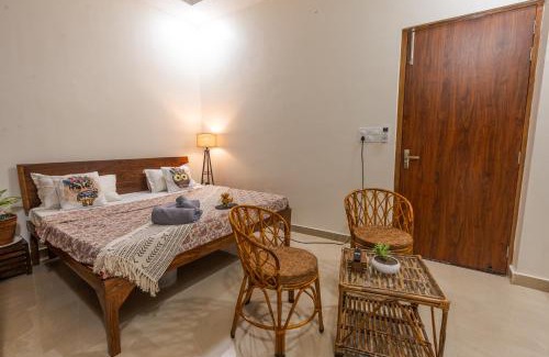 Bullawala Casa | Deluxe AC Room in Luxury Villa with Mussoorie Views