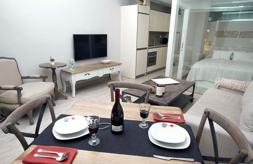 Torremolinos Apartamento | APARTAMENTO DELUXE - PRIMERA LINEA PLAYA, PISCINA, A/A, WIFI Y PARKING GRATIS