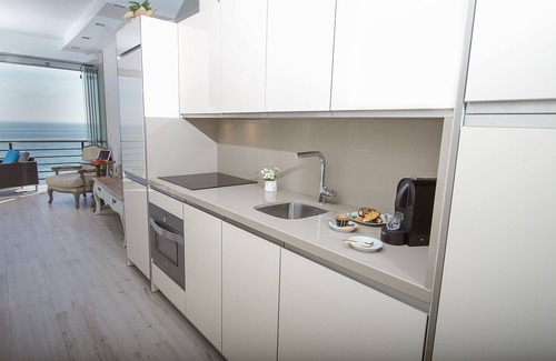 Torremolinos Apartamento | APARTAMENTO DELUXE - PRIMERA LINEA PLAYA, PISCINA, A/A, WIFI Y PARKING GRATIS