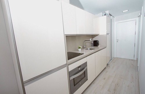 Torremolinos Apartamento | APARTAMENTO DELUXE - PRIMERA LINEA PLAYA, PISCINA, A/A, WIFI Y PARKING GRATIS