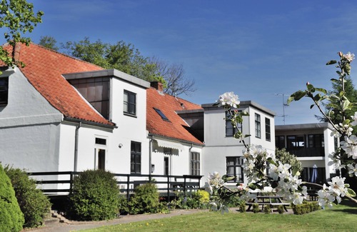 Hovedgard Apartamento | Apartamento de lujo con vistas al jardín - Provstegården Bed & Breakfast