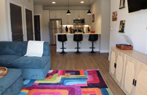 Rogers Apartamento | Deluxe Apt, King Bed, Pool, Gym,free "p"