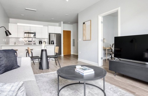 Arlington Heights Apartamento | Deluxe Arlington Heights 1BR w/ Gym & W/D, near I-90, by Blueground