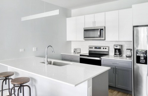 Arlington Heights Apartamento | Deluxe Arlington Heights 1BR w/ Gym & W/D, near I-90, by Blueground