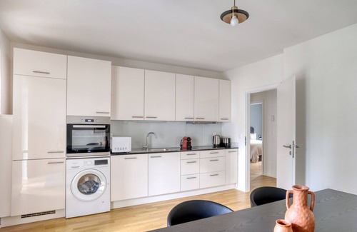 Basilea Apartamento | Deluxe Bachletten 3 Room w/ Storage, nr Train Station, by Blueground