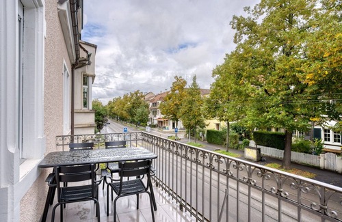 Basilea Apartamento | Deluxe Bachletten 3 Room w/ Storage, nr Train Station, by Blueground