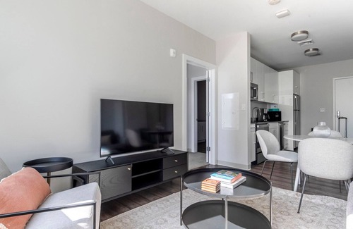 St. Elizabeth's Apartamento | Deluxe Brighton 2BR w/ Gym, Pool, Concierge & Doorman, by Blueground