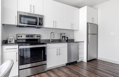 St. Elizabeth's Apartamento | Deluxe Brighton 2BR w/ Gym, Pool, Concierge & Doorman, by Blueground