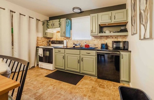 Long Pond Casa | Deluxe Business Hub with Spa & Pool!
