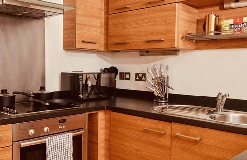 Leeds Apartamento | Deluxe City Apt, River Canal View& Free Parking!
