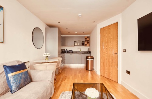 Leeds Apartamento | Deluxe City Apt, Riverside Canal View&free Parking