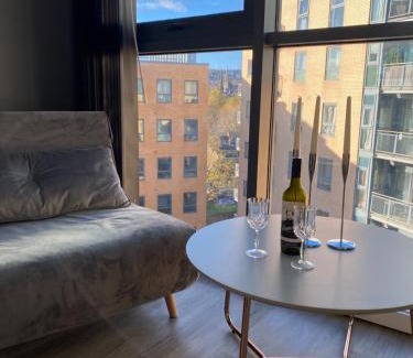 Sheffield City Centre Apartamento | Deluxe City Centre Studio Apartment with Balcony & City Views - FREE WIFI NETFLIX, GYM ACCESS - WESTONE