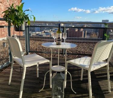 Sheffield City Centre Apartamento | Deluxe City Centre Studio Apartment with Balcony & City Views - FREE WIFI NETFLIX, GYM ACCESS - WESTONE