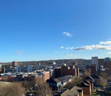 Sheffield City Centre Apartamento | Deluxe City Centre Studio Apartment with Balcony & City Views - FREE WIFI NETFLIX, GYM ACCESS - WESTONE