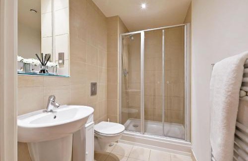 Sheffield City Centre Apartamento | Deluxe City Centre Studio Apartment with Balcony & City Views - FREE WIFI NETFLIX, GYM ACCESS - WESTONE