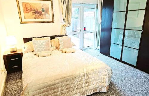 Selsdon and Ballards Casa | Deluxe Comfy Room with En-Suite - Room 1