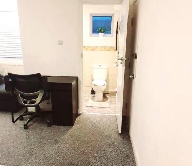 Selsdon and Ballards Casa | Deluxe Comfy Room with En-Suite - Room 1
