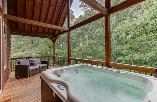 Cleveland Casa | Deluxe Couples Cabin on Creek