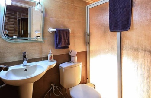 Halat Chalet De Esquí | Deluxe Cozy Chalet with pool access close to the sea.