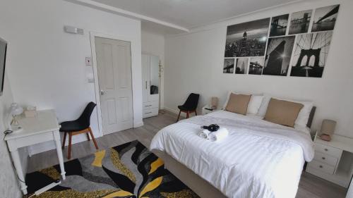 Harehills Cama Y Desayuno | Deluxe Double bedroom with private bathroom, parking and WiFi