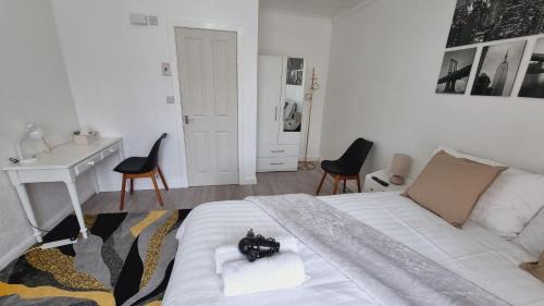 Harehills Cama Y Desayuno | Deluxe Double bedroom with private bathroom, parking and WiFi