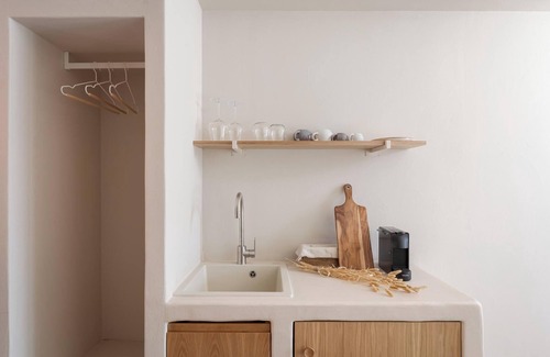 Neon Oitylo Apartamento | Deluxe Double Room 2 By Yerma Suites Limeni