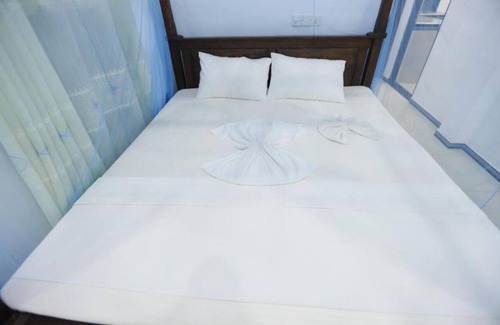 Pelena Hotel | Deluxe Double Room with Balcony 2 /2 people - Surfside Retreat Weligama