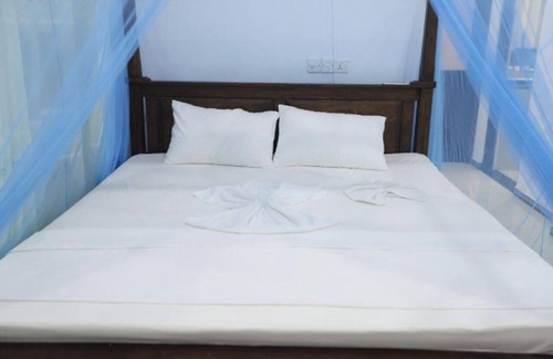 Pelena Hotel | Deluxe Double Room with Balcony 2 /2 people - Surfside Retreat Weligama