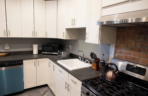 Wyandotte Casa | Deluxe Duplex by Detroit Riverfront – Steps from Biddle Ave Dining & Nightlife