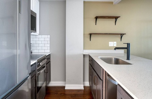Edgewater Beach Apartamento | Deluxe Edgewater 2BR w/ W/D, nr dining & shops, by Blueground