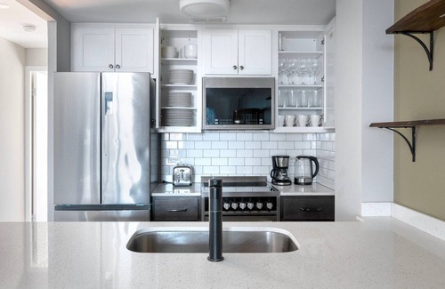 Edgewater Beach Apartamento | Deluxe Edgewater 2BR w/ W/D, nr dining & shops, by Blueground