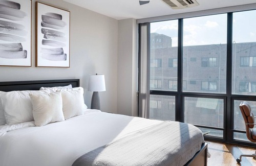 Edgewater Beach Apartamento | Deluxe Edgewater 2BR w/ W/D, nr dining & shops, by Blueground