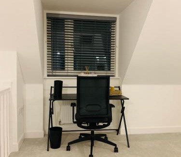 Milton Keynes Casa | Deluxe En suite Bedroom with free on site parking