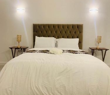 Milton Keynes Casa | Deluxe En suite Bedroom with free on site parking