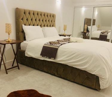 Milton Keynes Casa | Deluxe En suite Bedroom with free on site parking
