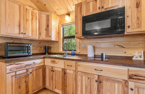 Thonotosassa Cabina | Deluxe Family Cabin with Porch View - Happy Travelers RV Resort