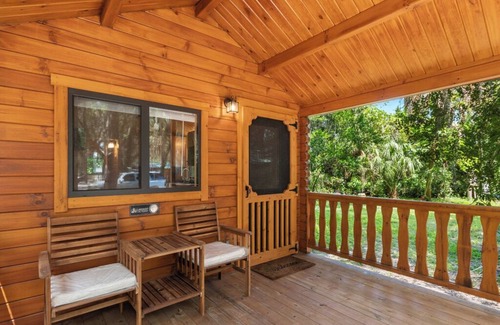 Thonotosassa Cabina | Deluxe Family Cabin with Porch View - Happy Travelers RV Resort