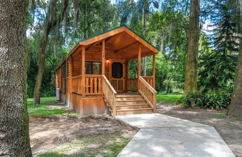 Thonotosassa Cabina | Deluxe Family Cabin with Porch View - Happy Travelers RV Resort