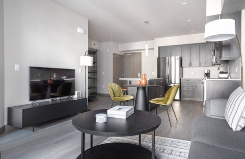 Central District Apartamento | Deluxe Fremont 1BR w/ Roof Deck, Pool & Spa, near TJ & WF, by Blueground