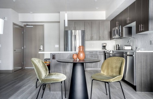 Central District Apartamento | Deluxe Fremont 1BR w/ Roof Deck, Pool & Spa, near TJ & WF, by Blueground