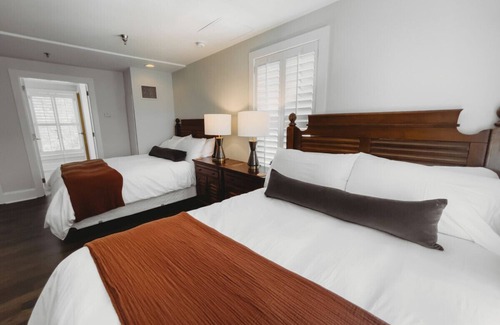 Downtown Hotel | Deluxe Guestroom-2 Queens · The Jefferson Inn Rm. 12