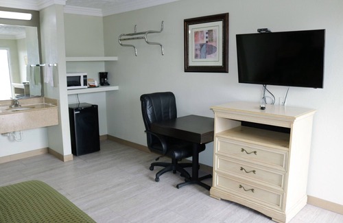 Lake Charles Hotel | Deluxe Inn Motel