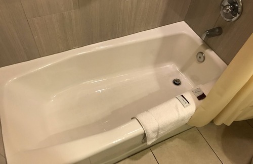 Downtown Hotel | Deluxe Inn