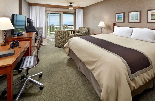 San Simeon Hotel | Deluxe King at Cavalier Resort | Oceanfront Pools, Dining & Near Hearst Castle