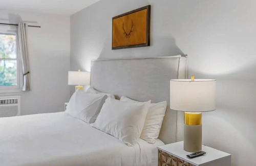 Cashiers Hotel | Deluxe King Room at our Boutique Bed and Brewery