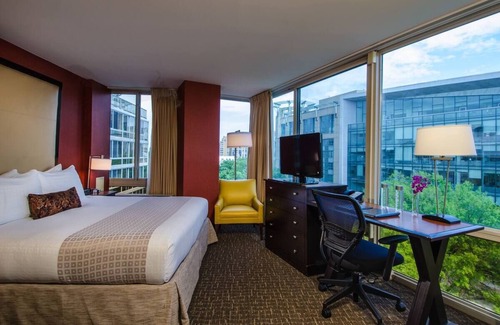 Dupont Circle Hotel | Deluxe King Room at Beacon Hotel & Corporate Quarters