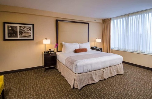 Dupont Circle Hotel | Deluxe King Room at Beacon Hotel & Corporate Quarters