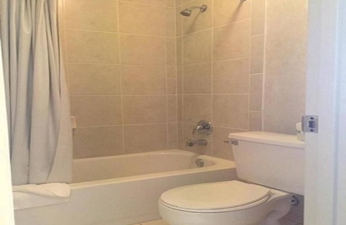 Pennington Bend Hotel | Deluxe King Room near Opryland